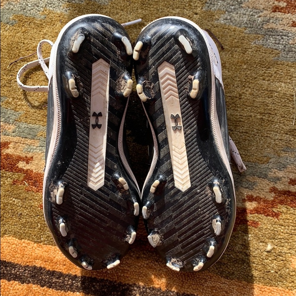 Under Armor | big boys size 5.5 cleats - Picture 3 of 3